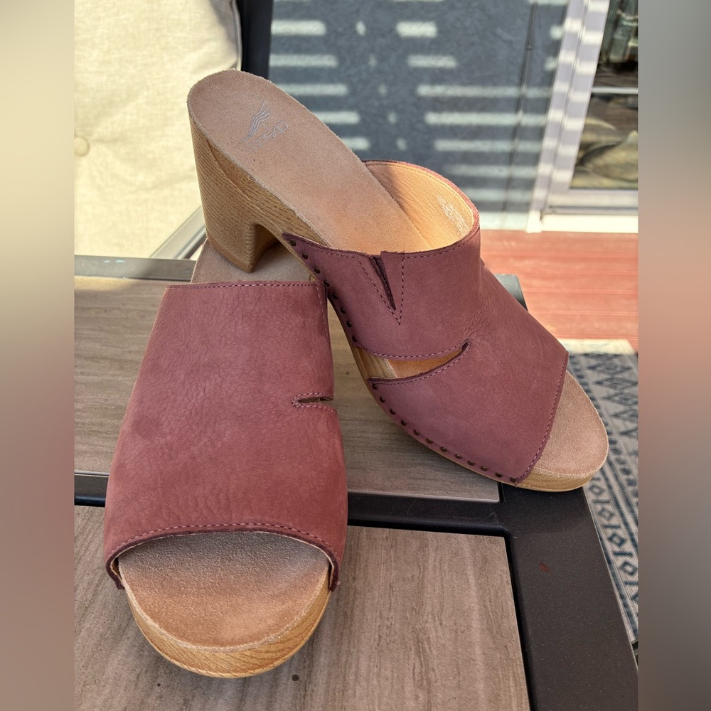 Like new! DANSKO Tandi peep-toe sandals in rose nubuk leather size 9.5
